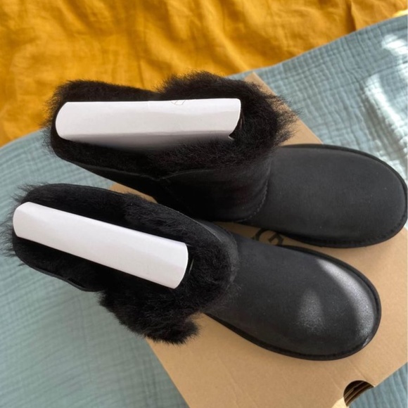 NEW 6 AUTHENTIC UGG Women's Bailey Button II Boot, Black, 6 - Picture 4 of 10